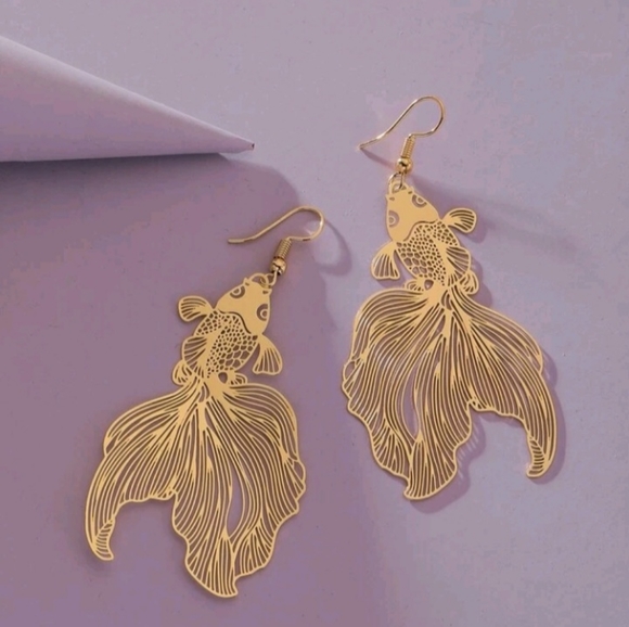 Gold fish Earrings - Picture 5 of 7